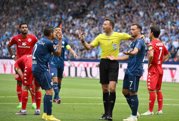 Discussions, v re , Kevin Stöger VfL Bochum , Kevin Stoeger, Referee Felix Zwayer, Cristian Gamboa VfL Bochum 06 08 2022, Football GER, Season 2022 2023, 1 Bundesliga, 1 Matchday, VfL Bochum FSV Mainz 05 1 2 Photo Maik Hölter TEAM2sportphoto DFL regulations prohibit any use of photographs as image sequences and or quasi video Bochum Vonovia Ruhrstadion Nordrhein Westfalen Germany Team2