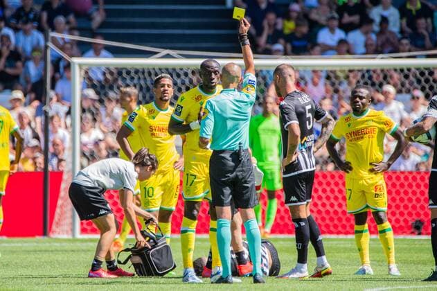 Moussa Sissoko (FC NANTES) Hakim BEN El Hadj (Arbitre central) FOOTBALL : Angers SCO vs FC Nantes - Ligue 1 - JournÃ e 1- 07 08 2022 BaptisteAutissier Panoramic 