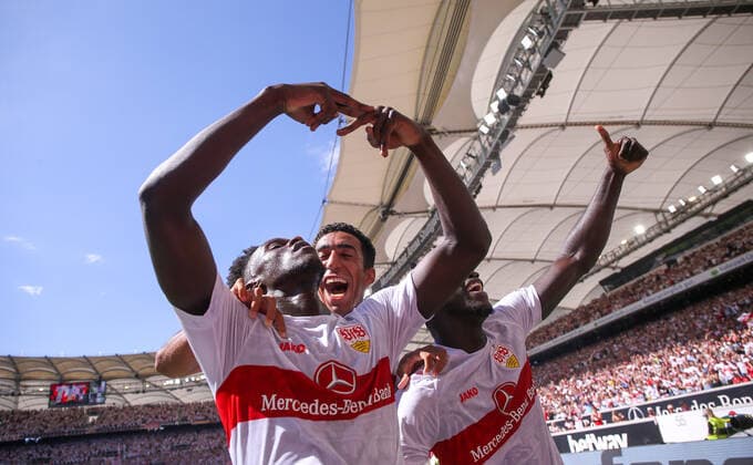 Stuttgart , Fußball Bundesliga VfB Stuttgart vs. RB Leipzig , Jubel über das Tor zum 1:1, v.l. Torschütze Naouirou Ahamada, Tiago Tomas (VfB), Silas Katompa Mvumpa *** Stuttgart , Soccer Bundesliga VfB Stuttgart vs RB Leipzig , jubilation about the goal to 1 1, f l scorer Naouirou Ahamada, Tiago Tomas VfB , Silas Katompa Mvumpa