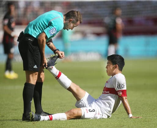 Sport Bilder des Tages V.li. Schiedsrichter Christian Sievers hilft Wataru Endo (VfB) bei einem Krampf . Fussball: 1. Bundesliga : Saison 22 23: VfB Stuttgart -RB Leipzig, Fussball Bundesliga, 07.08.2022. *** V li referee Christian Sievers helps Wataru Endo VfB in a cramp sports football 1 Bundesliga season 22 23 VfB Stuttgart RB Leipzig, football Bundesliga, 07 08 2022