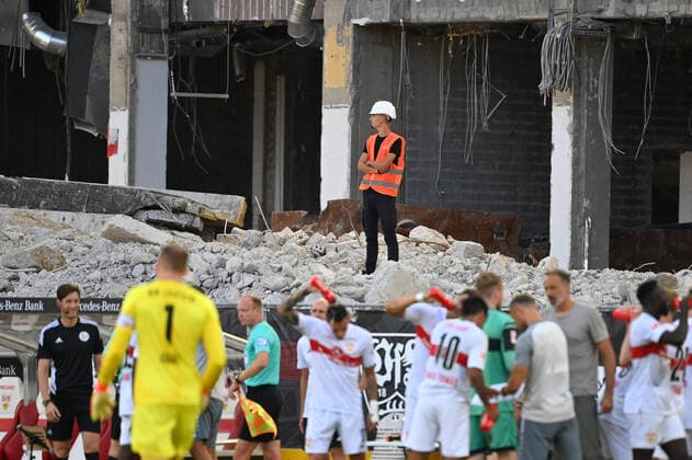 Bauarbeiter steht scheinbar teilnahmslos waehrend einer Trinkpause auf Truemmern des abgerissenen Unterrangs der Hauptribuene,Baustelle. Fussball 1. Bundesliga Saison 2022 2023, 1.Spieltag, Spieltag01, VFB Stuttgart-RB Leipzig 1-1 am 07.08.2022, Mercedes Benz Arena Stuttgart *** Construction worker stands apparently apathetic during a drinking break on debris of the demolished lower tier of the main grandstand,Construction site Football 1 Bundesliga season 2022 2023, 1 matchday, Spieltag01, VFB Stuttgart RB Leipzig 1 1 on 07 08 2022, Mercedes Benz Arena Stuttgart