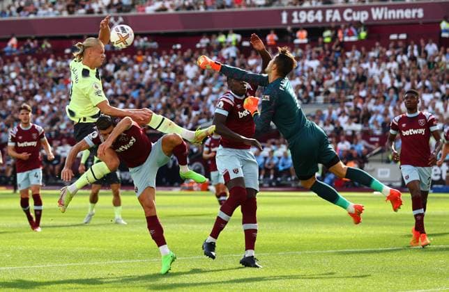 Sport Themen der Woche KW31 Sport Bilder des Tages London, England, 7th August 2022. Lukasz Fabianski of West Ham United punches clear as Erling Haland of Manchester City closes in during the Premier League match at the London Stadium, London. Picture credit should read: David Klein Sportimage EDITORIAL USE ONLY. No use with unauthorised audio, video, data, fixture lists, club league logos or live services. Online in-match use limited to 120 images, no video emulation. No use in betting, games or single club league player publications. SPI-1779-0042