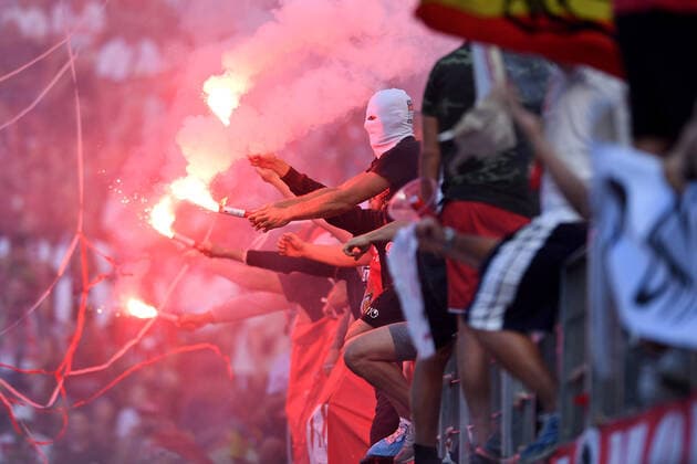 Sport Bilder des Tages Sport Bilder des Tages Fußball 1. Bundesliga 1. Spieltag 1. FC Köln - FC Schalke 04 am 07.08.2022 im RheinEnergieStadion in Köln Abbrennen von Pyro Pyrotechnik Leuchtkörper Bengalos im Köln Fanblock DFL regulations prohibit any use of photographs as image sequences and or quasi-video. *** Soccer 1 Bundesliga 1 Matchday 1 FC Köln FC Schalke 04 on 07 08 2022 at RheinEnergieStadion in Cologne burning pyro pyrotechnics flares Bengalos in the Köln fan block DFL regulations prohibit any use of photographs as image sequences and or quasi video xHDx