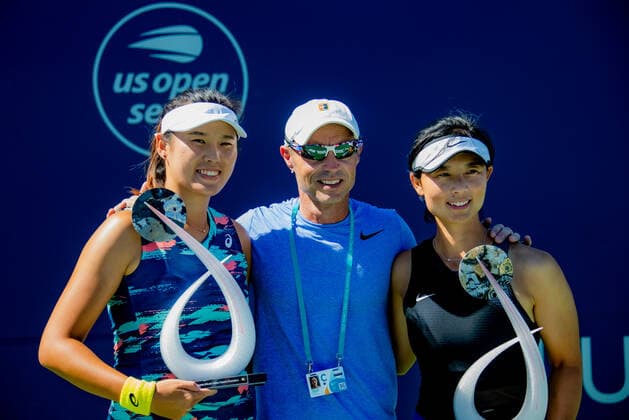 (220808) -- SAN JOSE, Aug. 8, 2022 -- Xu Yifan (R) Yang Zhaoxuan pose for photos with coach Torsten Peschke after winning the women s doubles final against Aoyama Shuko Chan Hao-ching at the 2022 Mubadala Silicon Valley Classic in San Jose, California, the United States, Aug. 7, 2022. (Photo by Arthur Dong Xinhua) (SP)U.S.-SAN JOSE-TENNIS WTA, Tennis Damen 500 WuxXiaoling 