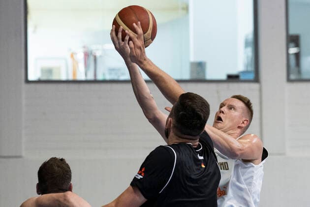 Basketball media training of the mens national team on 08 08 2022 in Cologne North Rhine Westphalia Robin Benzing right pulls with the ball to the basket Copyright: xKirchner MarcoxSteinbrennerx