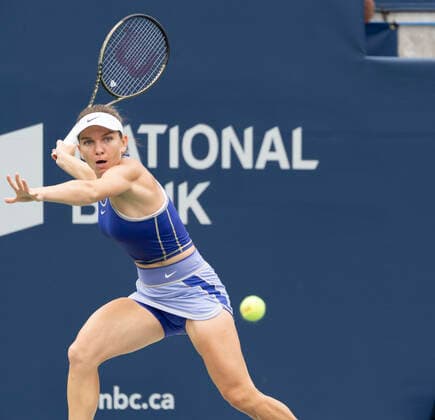 August 8, 2022, Toronto, Ontario, Canada: SIMONA HALEP hits the ball during her match with Donna Vekic. HALEP would go on to win 6 to 2 Toronto Canada - ZUMAm215 20220808_zip_m215_004 Copyright: xArlynxMcAdoreyx