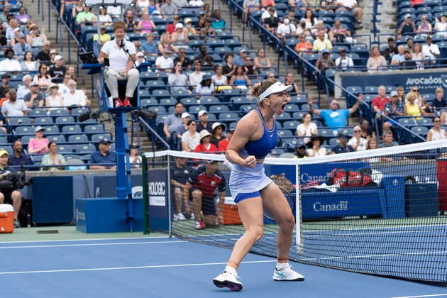 August 8, 2022, Toronto, Ontario, Canada: SIMONA HALEP celebrates after winning a point against Donna Vekic at the National Bank Open in Toronto. Toronto Canada - ZUMAm215 20220808_zip_m215_005 Copyright: xArlynxMcAdoreyx