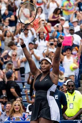Sport Bilder des Tages TORONTO, ON - AUGUST 08: Serena Williams celebrates after winning her National Bank Open tennis tournament first round match on August 8, 2022, at Sobeys Stadium in Toronto, ON, Canada. (Photo by Julian Avram Icon Sportswire via Getty Images) TENNIS: AUG 08 National Bank Open Icon2208081953