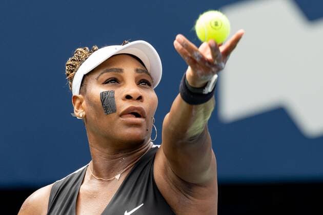 TORONTO, ON - AUGUST 08: Serena Williams serves the ball during her National Bank Open tennis tournament first round match on August 8, 2022, at Sobeys Stadium in Toronto, ON, Canada. (Photo by Julian Avram Icon Sportswire via Getty Images) TENNIS: AUG 08 National Bank Open Icon2208081007