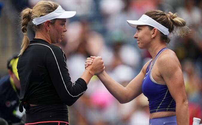 (220809) -- TORONTO, Aug. 9, 2022 -- Simona Halep (R) of Romania shakes hands with Donna Vekic of Croatia after their first round of women s singles match at the 2022 National Bank Open in Toronto, Canada, on Aug. 8, 2022. (Photo by Xinhua) (SP)CANADA-TORONTO-TENNIS-NATIONAL BANK OPEN-WOMEN S SINGLES ZouxZheng 