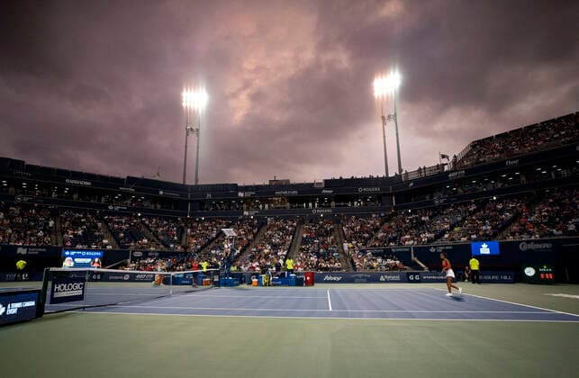 August 8, 2022, Toronto, Ontario, Canada: The sun sets as LEYLAH FERNANDEZ begins her game against Storm Sanders.FERNANDEZ of Montreal beat Storm Sanders 2-1 in front of her home Canadian crowd. Toronto Canada - ZUMAm215 20220808_zip_m215_015 Copyright: xArlynxMcAdoreyx