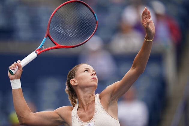 August 9, 2022, Toronto, Ontario, Canada: CAMILA GIORGI serves the ball during her game against defending US Open champ Emma Raducanu in Toronto Toronto Canada - ZUMAm215 20220809_zip_m215_009 Copyright: xArlynxMcAdoreyx