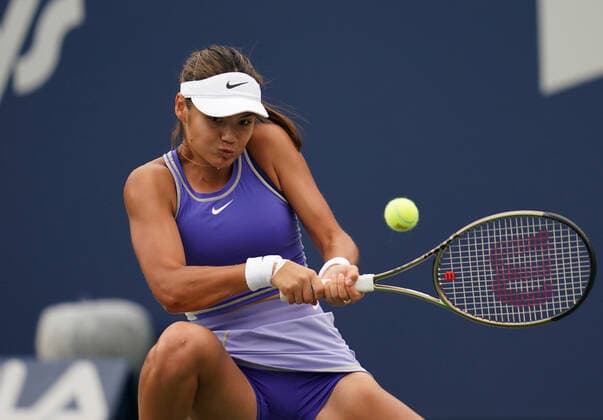 August 9, 2022, Toronto, Ontario, Canada: Defending US Open winner EMMA RADUCANU hits a shot as she plays against Camila Giorgi at the National Bank Open. Toronto Canada - ZUMAm215 20220809_zip_m215_013 Copyright: xArlynxMcAdoreyx