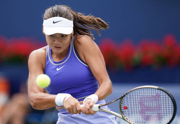 August 9, 2022, Toronto, Ontario, Canada: Defending US Open winner EMMA RADUCANU hits a shot as she plays against Camila Giorgi at the National Bank Open. Toronto Canada - ZUMAm215 20220809_zip_m215_015 Copyright: xArlynxMcAdoreyx