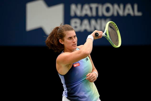 August 9, 2022, Toronto, ON, Canada: Rebecca Marino of Canada returns the ball to Qinwen Zheng, of China during the National Bank Open tennis tournament in Toronto, on Tuesday, Aug. 9, 2022. Canada News - August 9, 2022  - ZUMAc35_ 20220809_zaf_c35_033 Copyright: xChristopherxKatsarovx