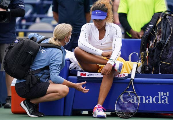 August 9, 2022, Toronto, Ontario, Canada: NAOMI OSAKA speaks to her trainer before retiring from the National Bank Open in Toronto during her match against Kaia Kanepi due to an unknown injury Toronto Canada - ZUMAm215 20220809_zip_m215_029 Copyright: xArlynxMcAdoreyx