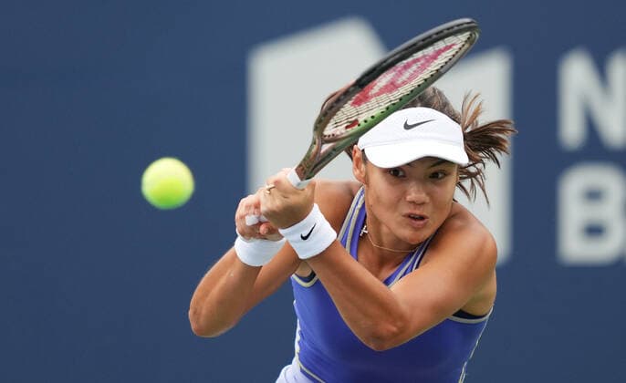 (220810) -- TORONTO, Aug. 10, 2022 -- Emma Raducanu of Britain returns the ball during the first round of women s singles match between Emma Raducanu of Britain and Camila Giorgi of Italy at the 2022 National Bank Open tennis tournament in Toronto, Canada, on Aug. 9, 2022. (Photo by Zou Zheng Xinhua) (SP)CANADA-TORONTO-TENNIS-NATIONAL BANK OPEN-WOMEN S SINGLES linwei2 