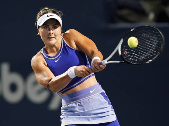 August 9, 2022, Toronto, Ontario, Canada: BIANCA ANDREESCU hits a shot during her game against Daria Kasatkina. Andreescu has recently been dealing with a back pain issue however she has decided to play in this weeks tournament. Toronto Canada - ZUMAm215 20220809_zip_m215_042 Copyright: xArlynxMcAdoreyx