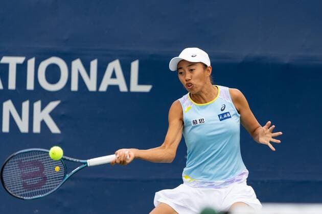 TORONTO, ON - AUGUST 09: Carol Zhao returns the ball during her National Bank Open tennis tournament first round match on August 9, 2022, at Sobeys Stadium in Toronto, ON, Canada. (Photo by Julian Avram Icon Sportswire) TENNIS: AUG 09 National Bank Open Icon22080923332