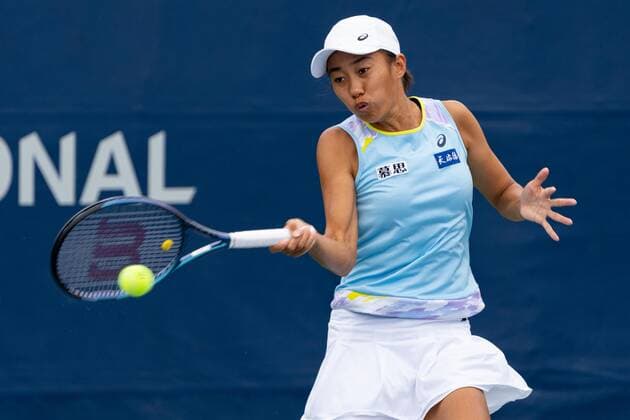 TORONTO, ON - AUGUST 09: Carol Zhao returns the ball during her National Bank Open tennis tournament first round match on August 9, 2022, at Sobeys Stadium in Toronto, ON, Canada. (Photo by Julian Avram Icon Sportswire) TENNIS: AUG 09 National Bank Open Icon22080924632