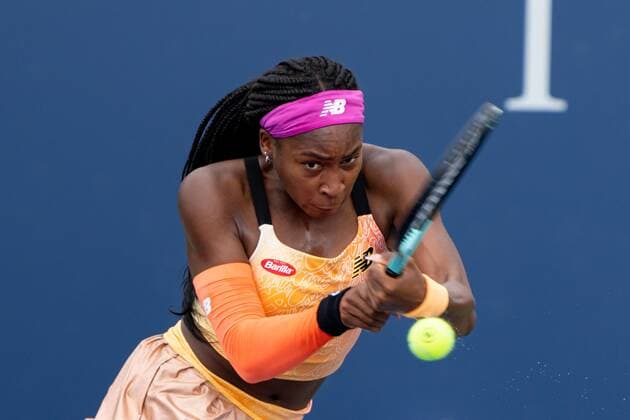 TORONTO, ON - AUGUST 09: Coco Gauff returns the ball during her National Bank Open tennis tournament first round match on August 9, 2022, at Sobeys Stadium in Toronto, ON, Canada. (Photo by Julian Avram Icon Sportswire) TENNIS: AUG 09 National Bank Open Icon2208090733