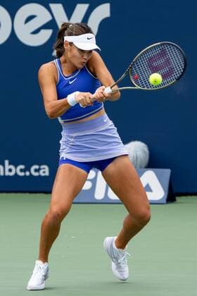 TORONTO, ON - AUGUST 09: Emma Raducanu returns the ball during her National Bank Open tennis tournament first round match on August 9, 2022, at Sobeys Stadium in Toronto, ON, Canada. (Photo by Julian Avram Icon Sportswire) TENNIS: AUG 09 National Bank Open Icon22080912982