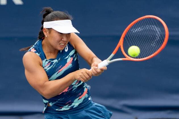 TORONTO, ON - AUGUST 09: Claire Liu returns the ball during her National Bank Open tennis tournament first round match on August 9, 2022, at Sobeys Stadium in Toronto, ON, Canada. (Photo by Julian Avram Icon Sportswire) TENNIS: AUG 09 National Bank Open Icon2208090128