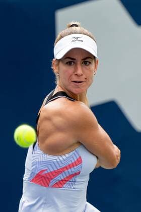 TORONTO, ON - AUGUST 09: Anna Bondar returns the ball during her National Bank Open tennis tournament first round match on August 9, 2022, at Sobeys Stadium in Toronto, ON, Canada. (Photo by Julian Avram Icon Sportswire) TENNIS: AUG 09 National Bank Open Icon2208090296