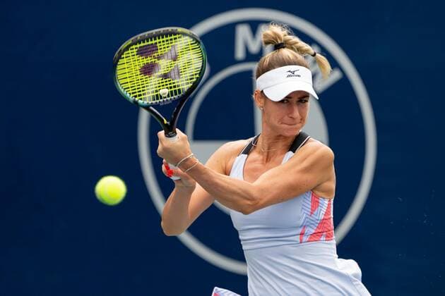 TORONTO, ON - AUGUST 09: Anna Bondar returns the ball during her National Bank Open tennis tournament first round match on August 9, 2022, at Sobeys Stadium in Toronto, ON, Canada. (Photo by Julian Avram Icon Sportswire) TENNIS: AUG 09 National Bank Open Icon2208090308