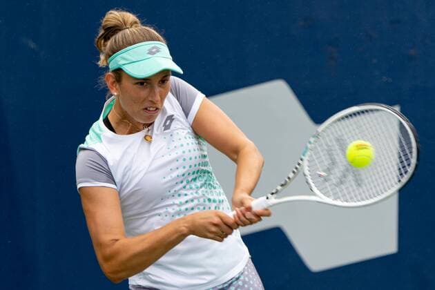 TORONTO, ON - AUGUST 09: Elise Mertens returns the ball during her National Bank Open tennis tournament first round match on August 9, 2022, at Sobeys Stadium in Toronto, ON, Canada. (Photo by Julian Avram Icon Sportswire) TENNIS: AUG 09 National Bank Open Icon2208090384