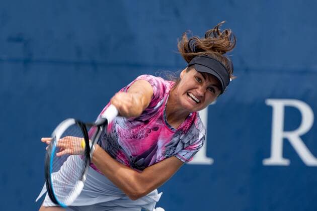 TORONTO, ON - AUGUST 09: Monica Niculescu serves the ball during her National Bank Open tennis tournament first round doubles match on August 9, 2022, at Sobeys Stadium in Toronto, ON, Canada. (Photo by Julian Avram Icon Sportswire) TENNIS: AUG 09 National Bank Open Icon2208090594