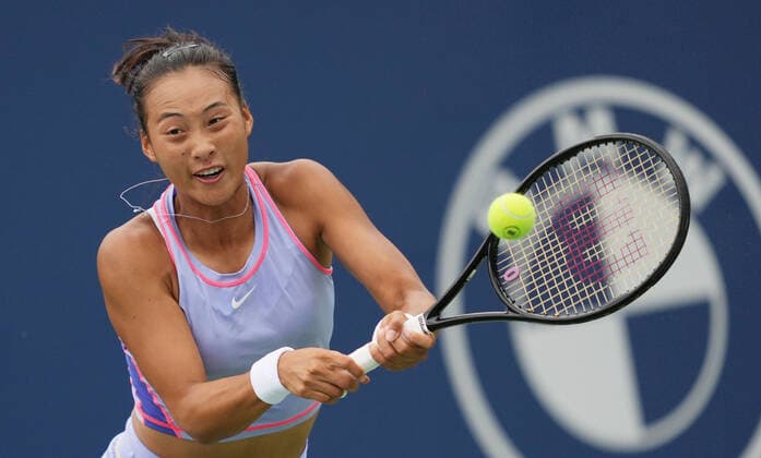 (220810) -- TORONTO, Aug. 10, 2022 -- Zheng Qinwen of China returns the ball during the first round of women s singles match between Rebecca Marino of Canada and Zheng Qinwen of China at the 2022 National Bank Open tennis tournament in Toronto, Canada, on Aug. 9, 2022. (Photo by Zou Zheng Xinhua) (SP)CANADA-TORONTO-TENNIS-NATIONAL BANK OPEN-WOMEN S SINGLES linwei2 