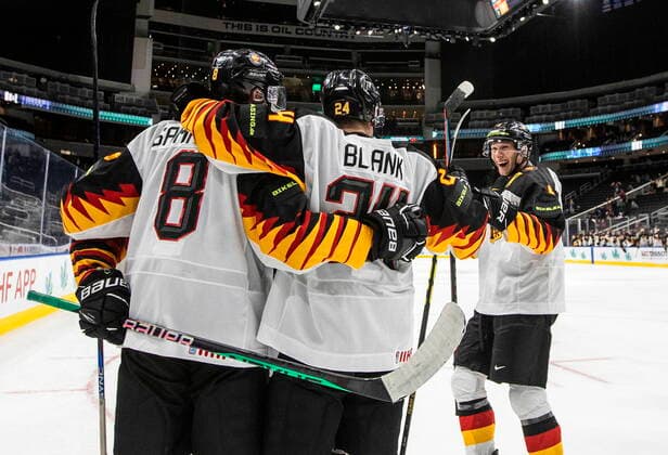 Sport Themen der Woche KW32 Sport Bilder des Tages August 9, 2022, EDMONTON, AB, CANADA: Germany s Joshua Samanski (8), Alexander Blank (24) and Maksymilian Szuber (4) celebrate a goal against USA during third period IIHF World Junior Hockey Championship action in Edmonton on Tuesday, August 9, 2022. Joshua Samanski Alexander Blank Maksymilian Szuber  - ZUMAc35_ 20220809_zaf_c35_247 Copyright: xJasonxFransonx