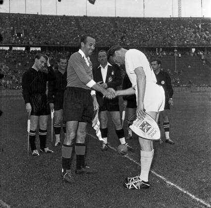 Eröffnung der Handball-Weltmeisterschaft 1955 Original-Bildunterschrift: Eröffnung der Handball-Weltmeisterschaft im Berliner Olympiastadion - Die Mannschaftsführer begrüssen sich. Links: Werner Vick (Deutschland), Rechts: Cofta-Tereira (Portugal), Berlin, Deutschland 1955., Berlin Copyright: Kindermann UnitedArchivesKIN_7402000325
