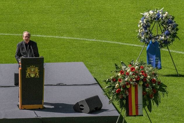 Sport Themen der Woche KW32 Sport Bilder des Tages Olli Dittrich hält ein Rede Deutschland , Hamburg , Volksparkstadion , Fussball , 2. Bundesliga , Hamburger SV Gedenkfeier für die verstorbene HSV Legende Uwe Seeler *** Olli Dittrich gives a speech Germany , Hamburg , Volksparkstadion , Football , 2 Bundesliga , Hamburger SV memorial service for the late HSV legend Uwe Seeler