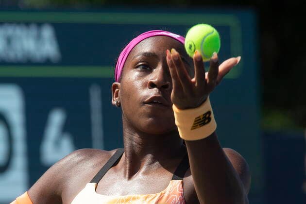 August 10, 2022, TORONTO, ON, CAN: Coco Gauff serves to Elena Rybakina during National Bank Open tennis action in Toronto, Wednesday, August 10, 2022. Canada News - August 10, 2022  - ZUMAc35_ 20220810_zaf_c35_011 Copyright: xChrisxYoungx