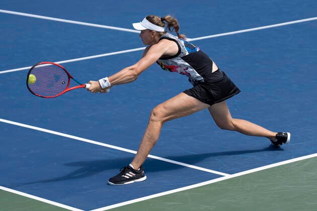August 10, 2022, TORONTO, ON, CAN: Elena Rybakina hits a return during her match against Coco Gauff during National Bank Open tennis action in Toronto, Wednesday, August 10, 2022. Canada News - August 10, 2022  - ZUMAc35_ 20220810_zaf_c35_013 Copyright: xChrisxYoungx