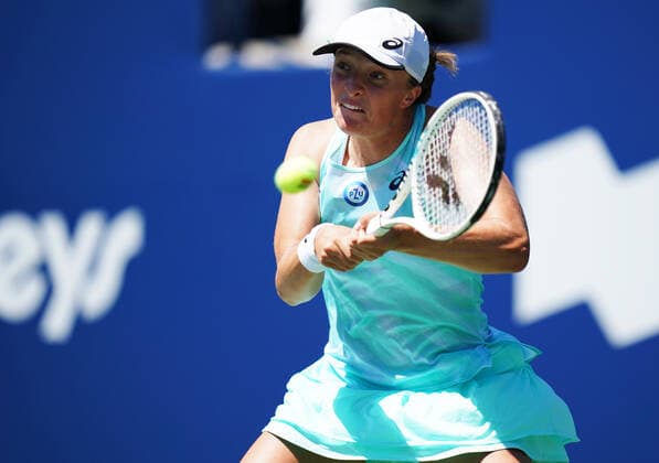 August 10, 2022, Toronto, Ontario, Canada: IGA SWIATEK hits a shot during her game against Ajia Tomljanovic. Swiatek is currently ranked number one in the world on the WTA, Tennis Damen Tour. Toronto Canada - ZUMAm215 20220810_zip_m215_003 Copyright: xArlynxMcAdoreyx