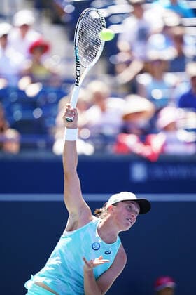 August 10, 2022, Toronto, Ontario, Canada: IGA SWIATEK serves during her game against Ajia Tomljanovic. Swiatek is currently ranked number one in the world on the WTA, Tennis Damen Tour. Toronto Canada - ZUMAm215 20220810_zip_m215_005 Copyright: xArlynxMcAdoreyx