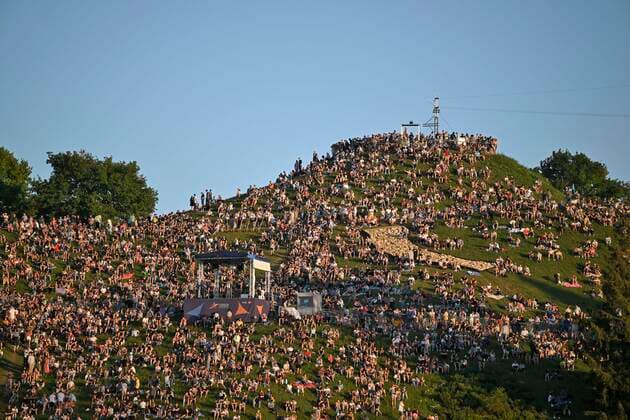 10 08 2022, European Championchips Munich 2022, European multi-sport event in the Olympic Park Munich, Sportfreunde Stiller play for the opening For this several thousand spectators have gathered on the Olympic Hill