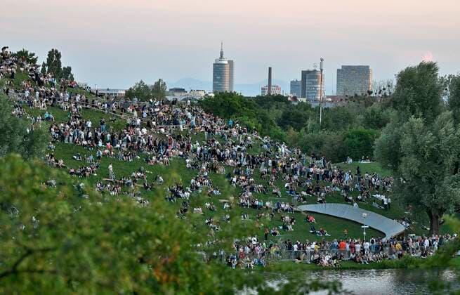 10 08 2022, European Championchips Munich 2022, European multi-sport event in the Olympic Park Munich, Sportfreunde Stiller play for the opening Several thousand spectators have gathered on the Oympiaberg
