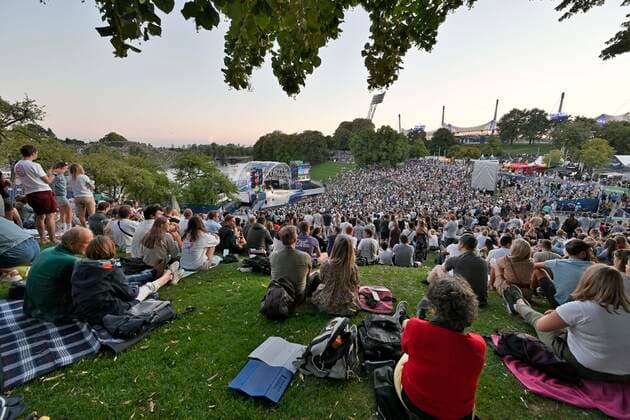 10 08 2022, European Championchips Munich 2022, European multi-sport event in the Olympic Park Munich, Sportfreunde Stiller play for the opening Several thousand spectators have gathered on the Oympiaberg