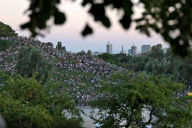 10 08 2022, European Championchips Munich 2022, European multi-sport event in the Olympic Park Munich, Sportfreunde Stiller play for the opening Several thousand spectators have gathered on the Oympiaberg
