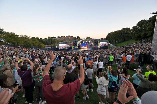 10 08 2022, European Championchips Munich 2022, European multi-sport event in the Olympic Park Munich, Sportfreunde Stiller play for the opening Several thousand spectators have gathered on the Oympiaberg