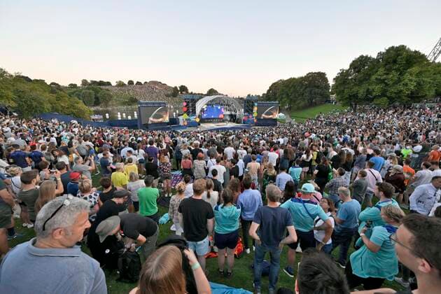 10 08 2022, European Championchips Munich 2022, European multi-sport event in the Olympic Park Munich, Sportfreunde Stiller play for the opening Several thousand spectators have gathered on the Oympiaberg