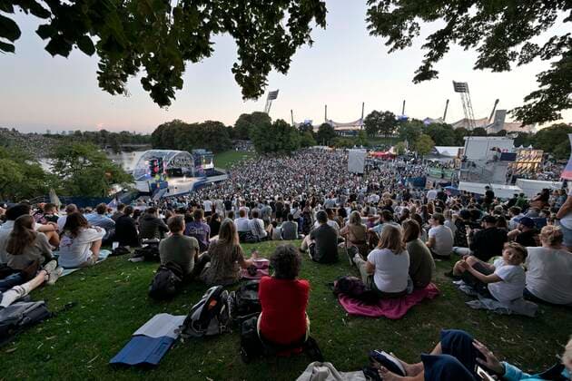 10 08 2022, European Championchips Munich 2022, European multi-sport event in the Olympic Park Munich, Sportfreunde Stiller play for the opening Several thousand spectators have gathered on the Oympiaberg