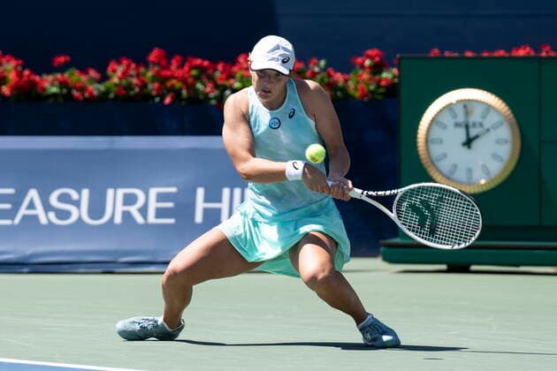 August 10, 2022, TORONTO, ON, CAN: Iga Swiatek hits a return during her straight sets win over Ajla Tomljanovic in National Bank Open tennis action in Toronto, Wednesday, August 10, 2022. Canada News - August 10, 2022  - ZUMAc35_ 20220810_zaf_c35_026 Copyright: xChrisxYoungx
