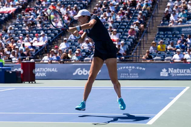 August 10, 2022, TORONTO, ON, CAN: Ajla Tomljanovic hits a return during her straight sets loss to Iga Swiatek in National Bank Open tennis action in Toronto, Wednesday, August 10, 2022. Canada News - August 10, 2022  - ZUMAc35_ 20220810_zaf_c35_027 Copyright: xChrisxYoungx