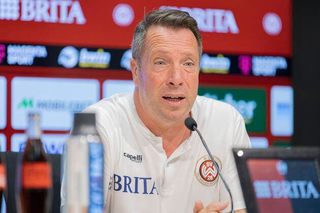 10 08 2022, xavx, football 3 league, SV Wehen Wiesbaden SpVgg Bayreuth emspor, v l coach Markus Kauczinski SV Wehen Wiesbaden at the press conference after the match DFL DFB REGULATES PROHIBIT ANY USE OF PHOTOGRAPHS as IMAGE SEQUENCES and or QUASI VIDEO Wiesbaden