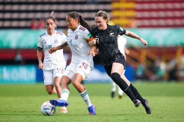 Ava Pritchard (9 New Zealand) and captain Kinberly Guzman (4 Mexico) battle for the ball (duel) during the New Zealand v Mexico, Group B pool match of the FIFA U-20 Women?s World Cup Costa Rica at Estadio Alejandro Morera Soto, Costa Rica on Wednesday 10 August 2022. Copyright: xDanielaxPorcellix xwww.photosporx spp-en-DaPoWw-20220810-JDP07974